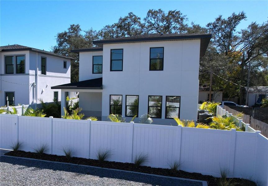 Exterior details and patio area of a home in , St. Petersburg (Image 30).