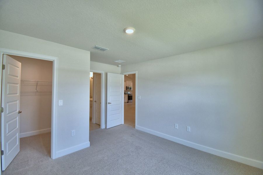 Spacious, unfurnished interior of a new home in Villamar, Winter Haven (Image 21).