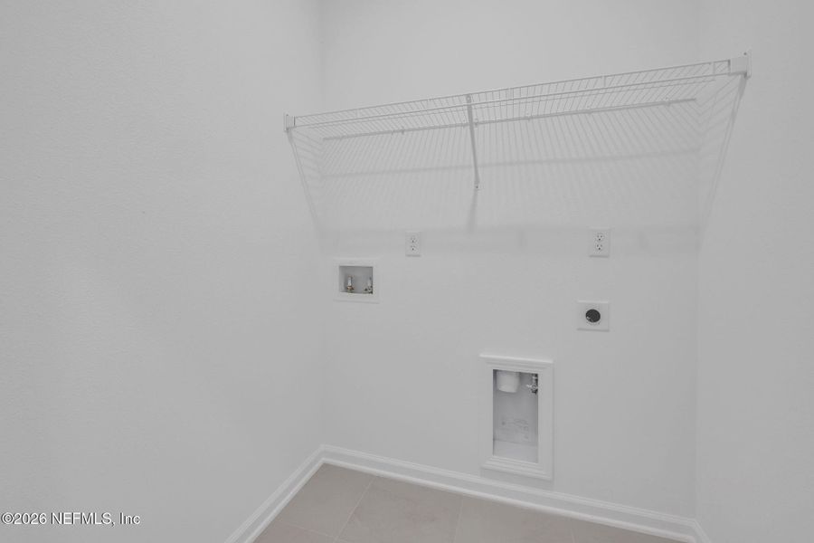 Spacious, unfurnished interior of a new home in Jennings Farm, Middleburg (Image 20).