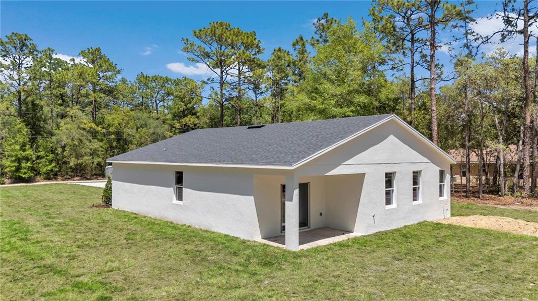 Exterior details and patio area of a home in , Dunnellon (Image 3).