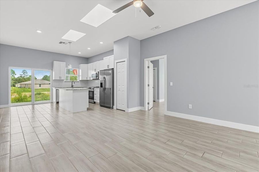 Spacious, unfurnished interior of a new home in , Kissimmee (Image 18).