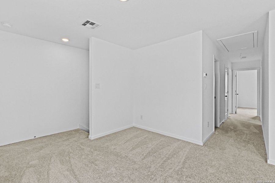 Spacious, unfurnished interior of a new home in Spring Grove, St. Hedwig (Image 17).