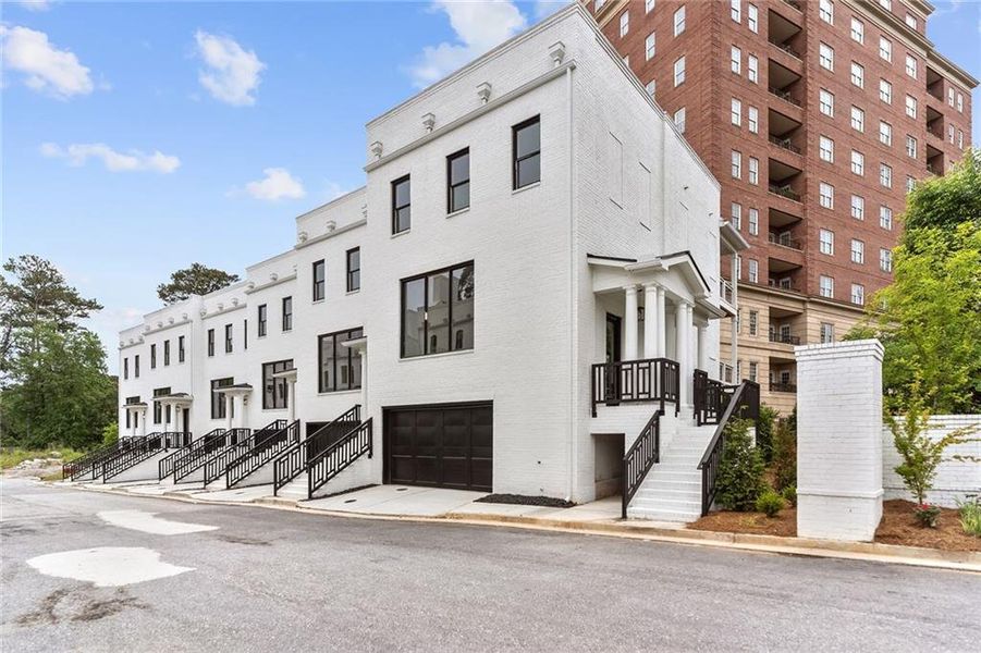 Condo located in Atlanta, GA showcasing its design and architecture (Image 4).