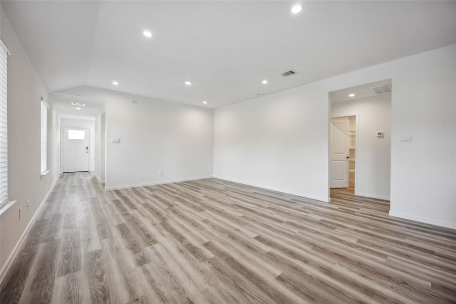 Spacious, unfurnished interior of a new home in , Houston (Image 12).