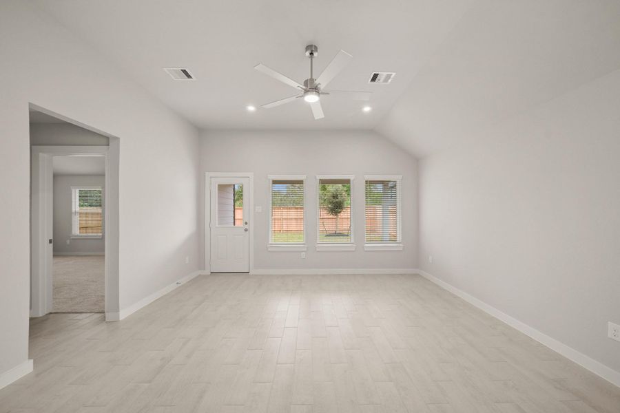 Spacious, unfurnished interior of a new home in Barton Creek Ranch, Conroe (Image 13). Spacious, unfurnished interior of a new home in Barton Creek Ranch, Conroe (Image 13).