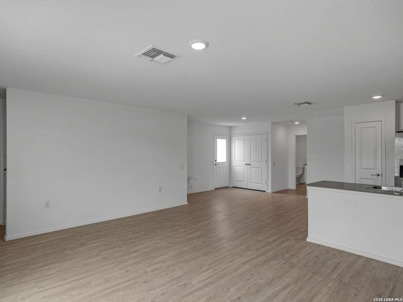 Spacious, unfurnished interior of a new home in Mission del Lago, San Antonio (Image 15).