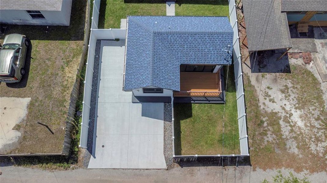 Exterior details and patio area of a home in , St. Petersburg (Image 33).