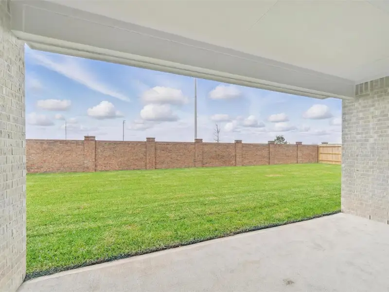 Exterior details and patio area of a home in Lago Mar, Texas City (Image 2).
