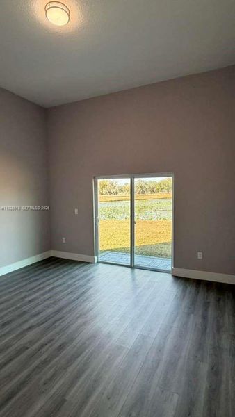 Spacious, unfurnished interior of a new home in , Sebring (Image 44).