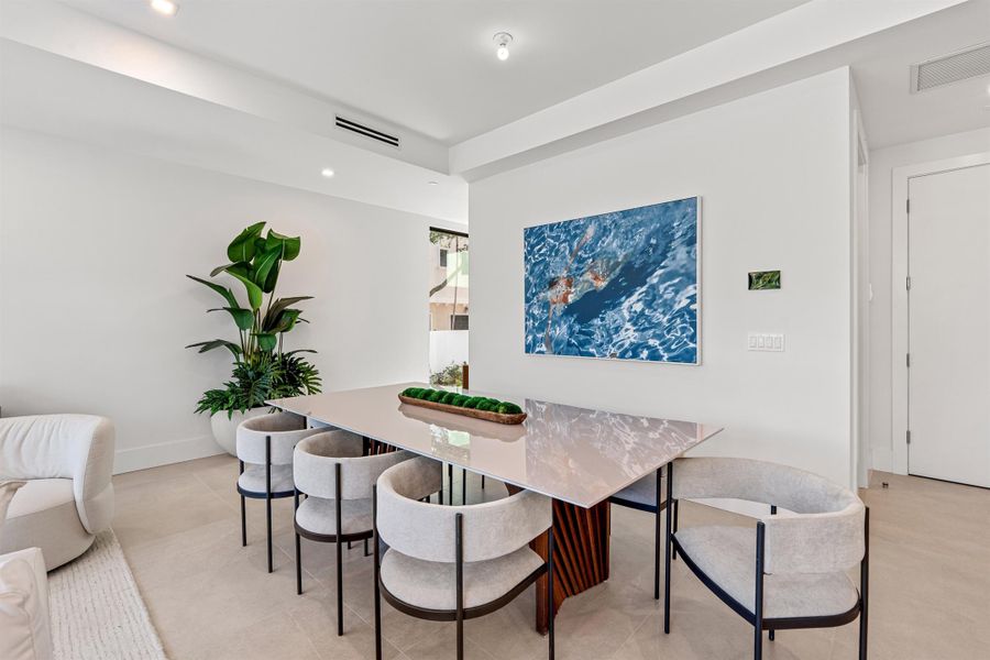 DINING_LOOKING_IN_DT