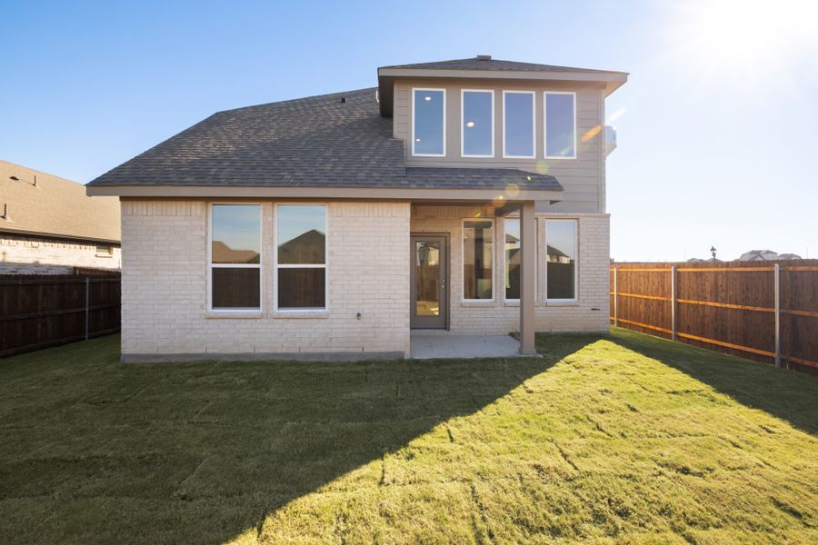 Exterior details and patio area of a home in Elevon, Lavon (Image 4).
