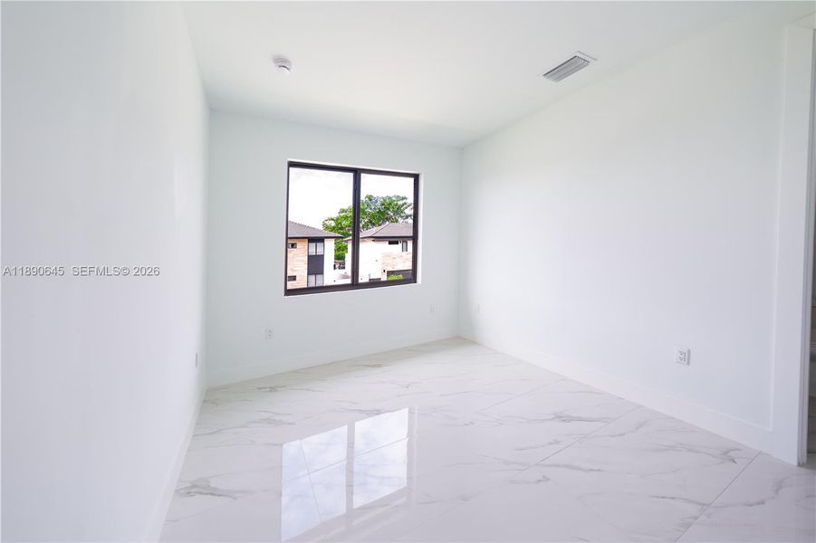 Spacious, unfurnished interior of a new home in , Miami (Image 43).