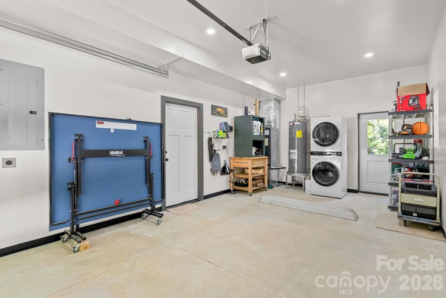 While not counted in HLA, this garage is heated / cooled and offers loads of flex space.