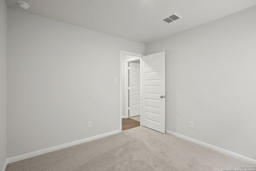 Spacious, unfurnished interior of a new home in Timber Creek, San Antonio (Image 12).