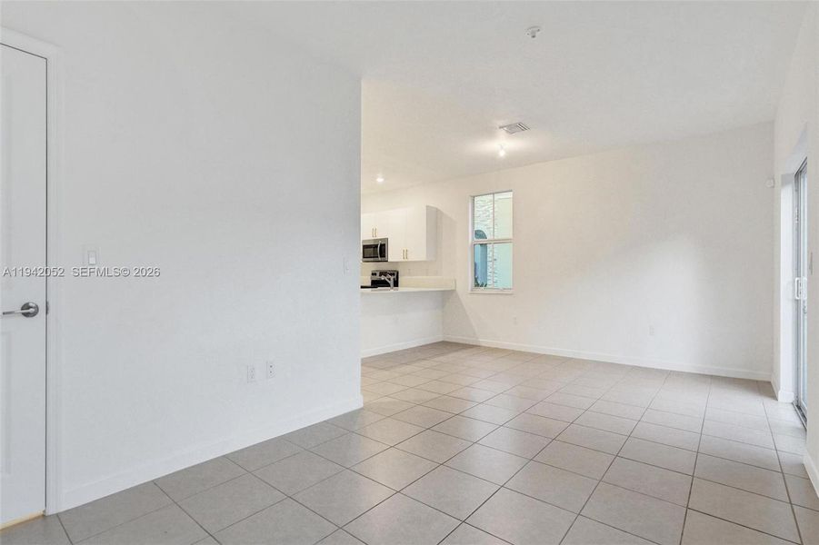 Spacious, unfurnished interior of a new home in , Coral Springs (Image 17).
