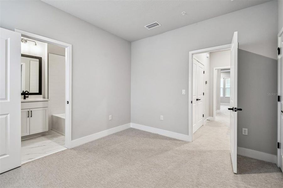 Spacious, unfurnished interior of a new home in Towns at Union, St. Petersburg (Image 36).