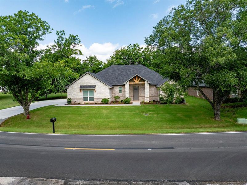 Well maintained front yard. Well maintained front yard.
