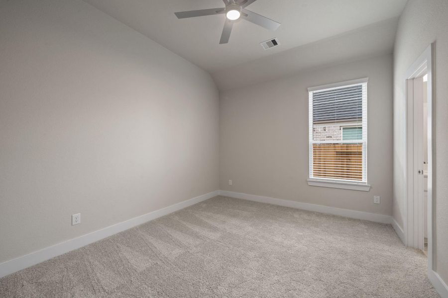 Spacious, unfurnished interior of a new home in Barton Creek Ranch, Conroe (Image 15).