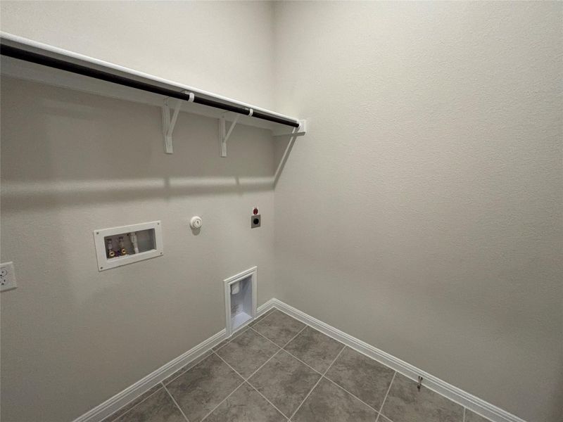 Spacious, unfurnished interior of a new home in Cannon Ranch 40s, Dripping Springs (Image 23).