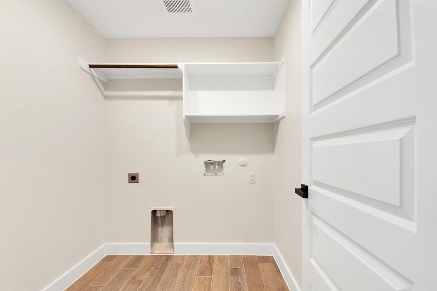 Spacious, unfurnished interior of a new home in , Bastrop (Image 33).