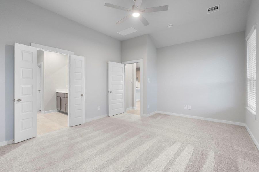 Spacious, unfurnished interior of a new home in Barton Creek Ranch, Conroe (Image 16).