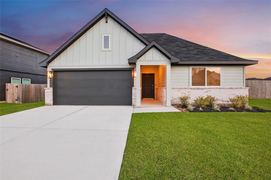 Front exterior of a new home in Silverthorne, Conroe, TX, highlighting curb appeal (Image 24).