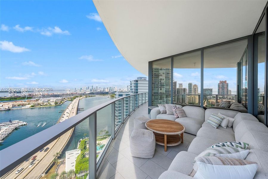 Condo located in Miami Beach, FL showcasing its design and architecture (Image 3).