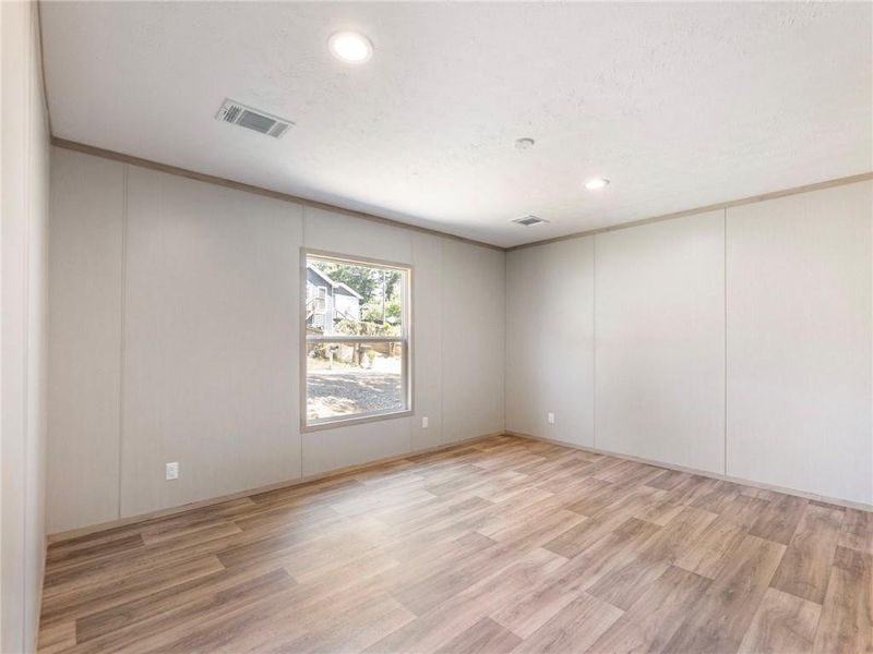 Spacious, unfurnished interior of a new home in , Gainesville (Image 18).