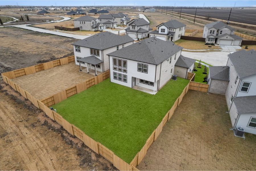 Exterior details and patio area of a home in Creekhaven, Rosharon (Image 3).