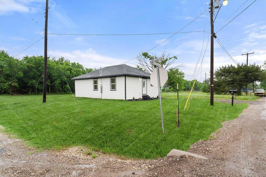 Exterior details and patio area of a home in , Dawson (Image 26).