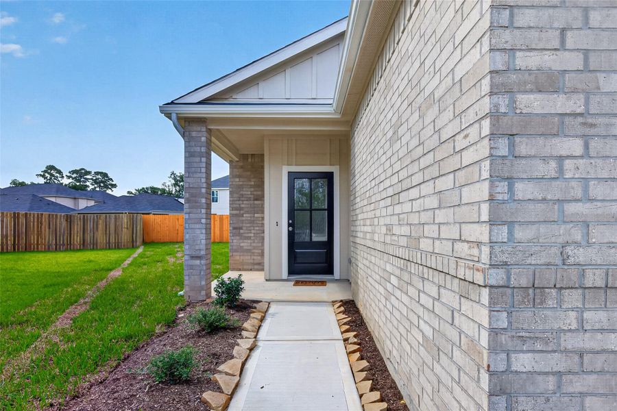 Exterior details and patio area of a home in Woodland Lakes, Huffman (Image 4).