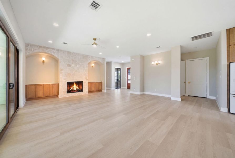 Spacious, unfurnished interior of a new home in , Tomball (Image 18).