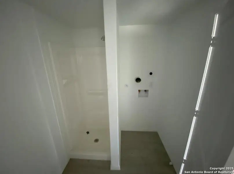 Spacious, unfurnished interior of a new home in Elm Trails, San Antonio (Image 8). Spacious, unfurnished interior of a new home in Elm Trails, San Antonio (Image 8).