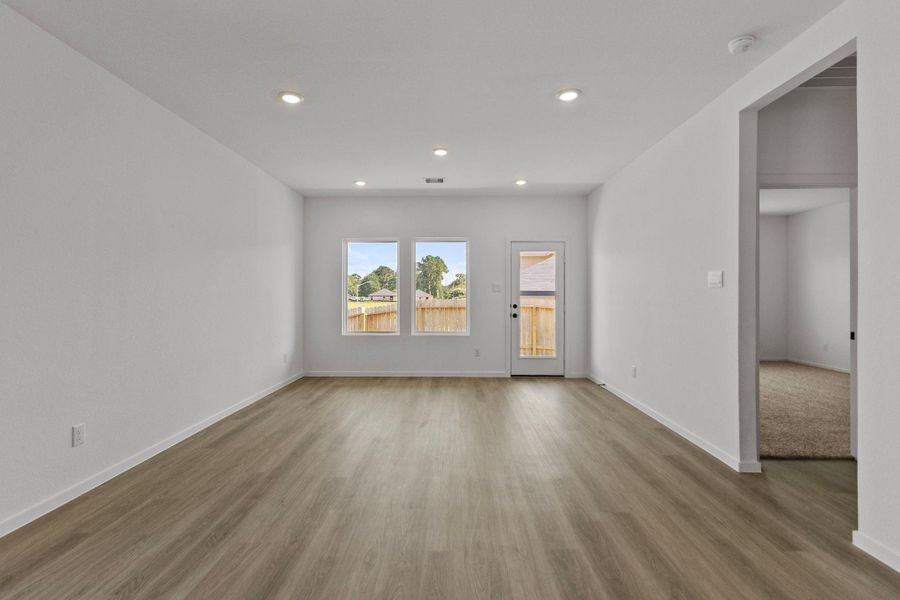 Spacious, unfurnished interior of a new home in Lake Conroe Cove, Willis (Image 19).