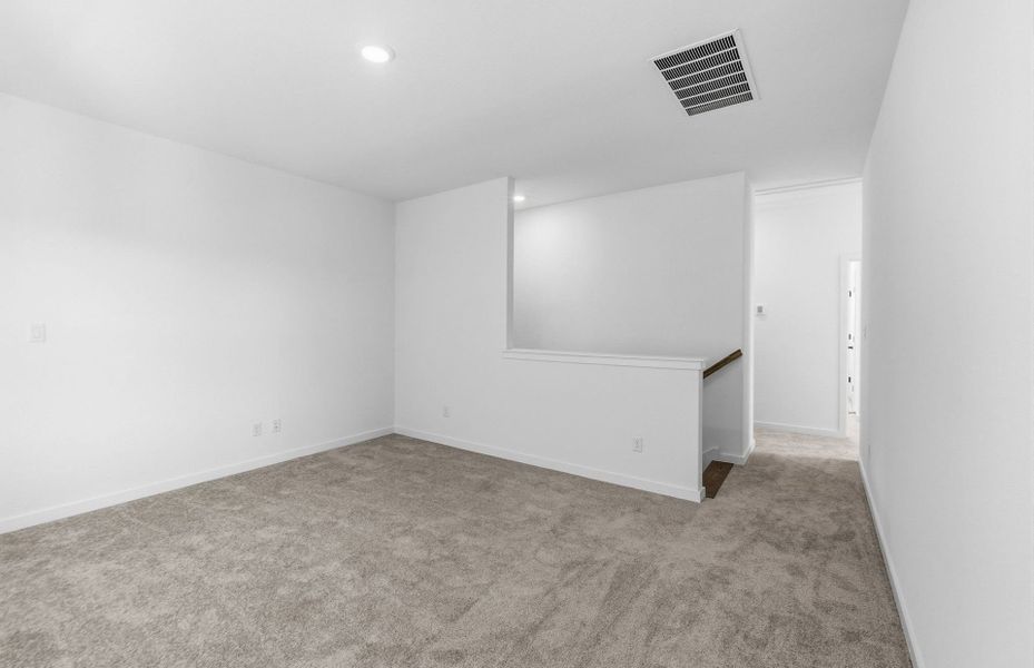 Spacious, unfurnished interior of a new home in Sunfield, Buda (Image 18).