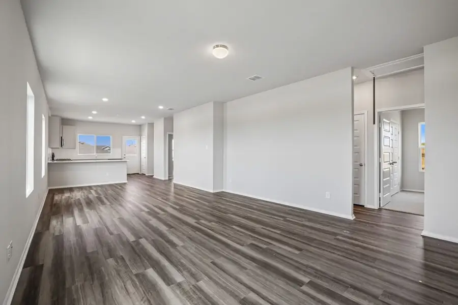 Spacious, unfurnished interior of a new home in Cloverleaf, Austin (Image 13).