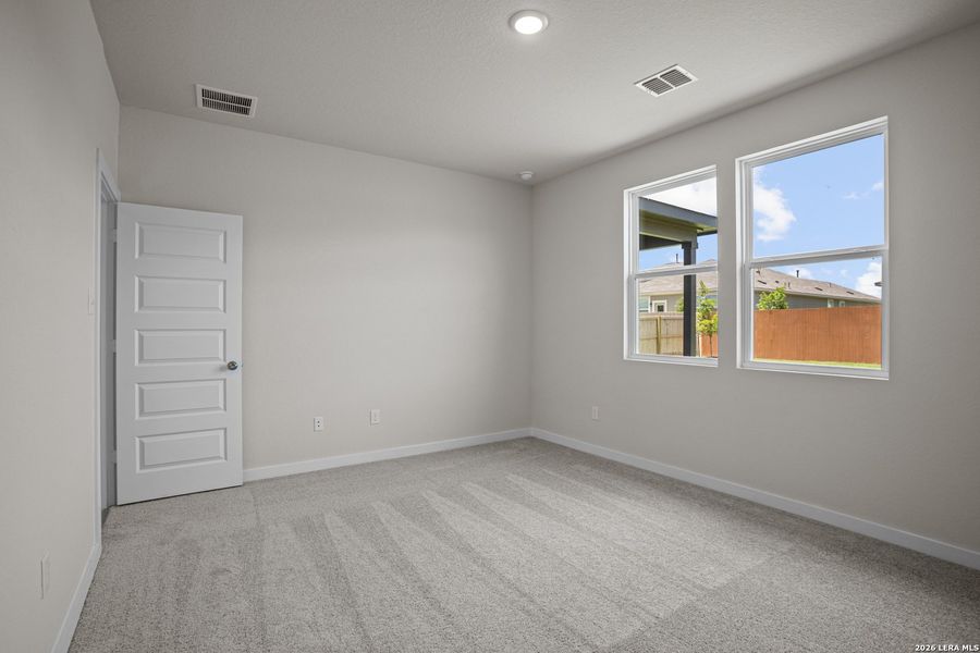 Spacious, unfurnished interior of a new home in Mesa Vista, San Antonio (Image 31).