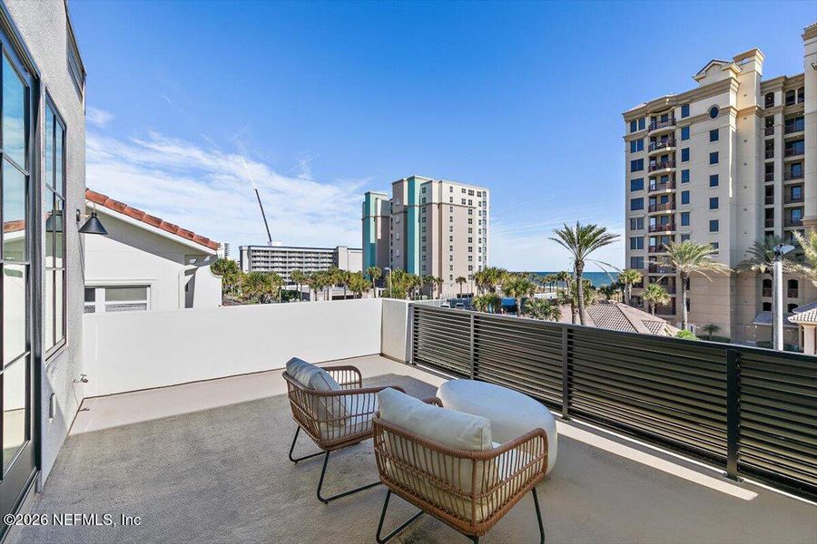 Condo located in Jacksonville Beach, FL showcasing its design and architecture (Image 7).