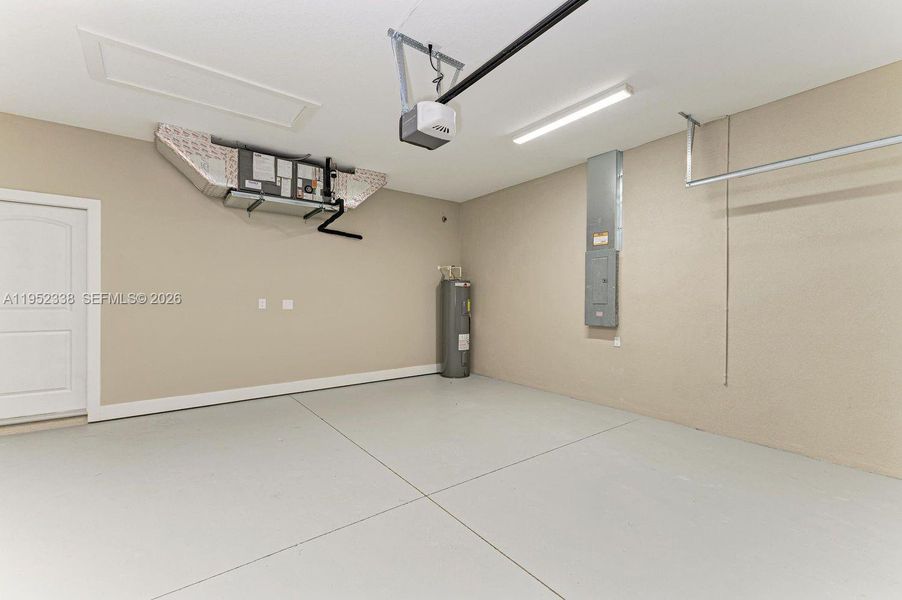 Spacious, unfurnished interior of a new home in , North Port (Image 33).