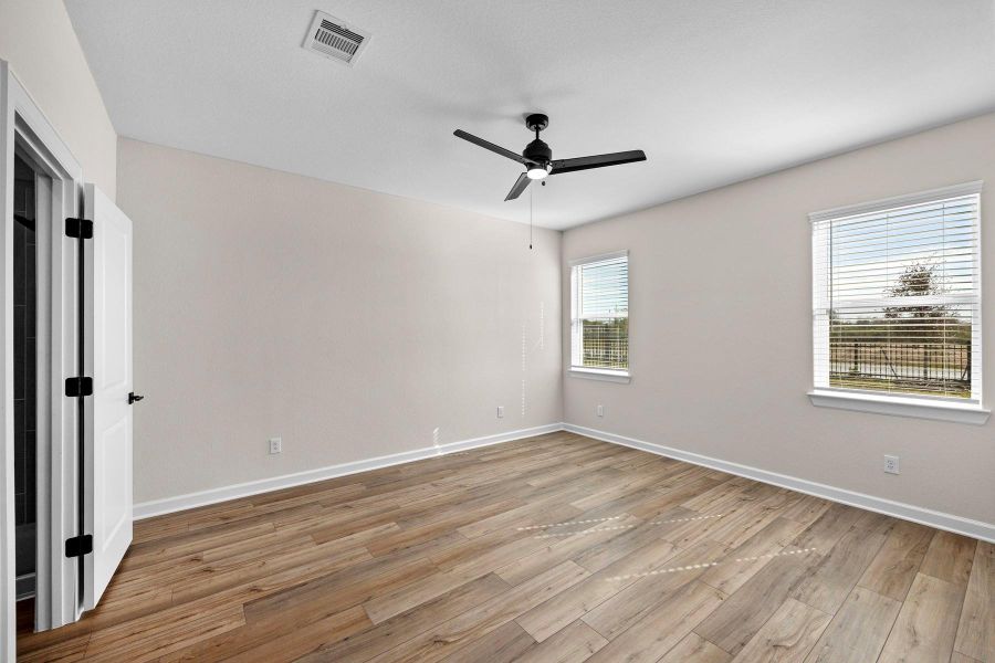 Spacious, unfurnished interior of a new home in Sunterra, Katy (Image 8).