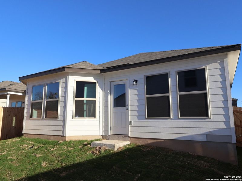 Exterior details and patio area of a home in Paloma Park, Converse (Image 3).
