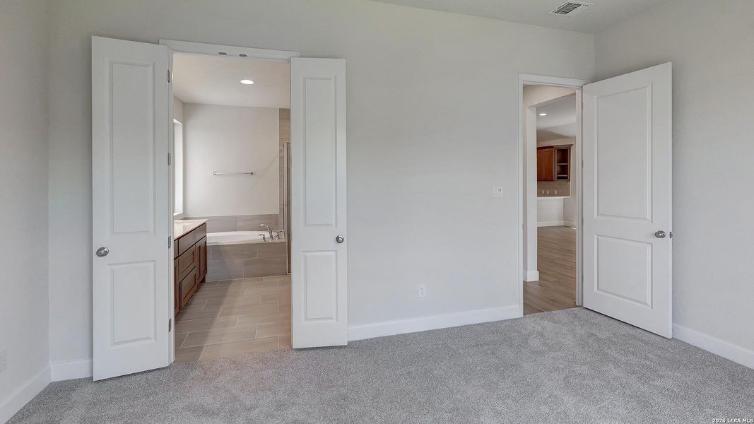 Spacious, unfurnished interior of a new home in Ladera, San Antonio (Image 13).