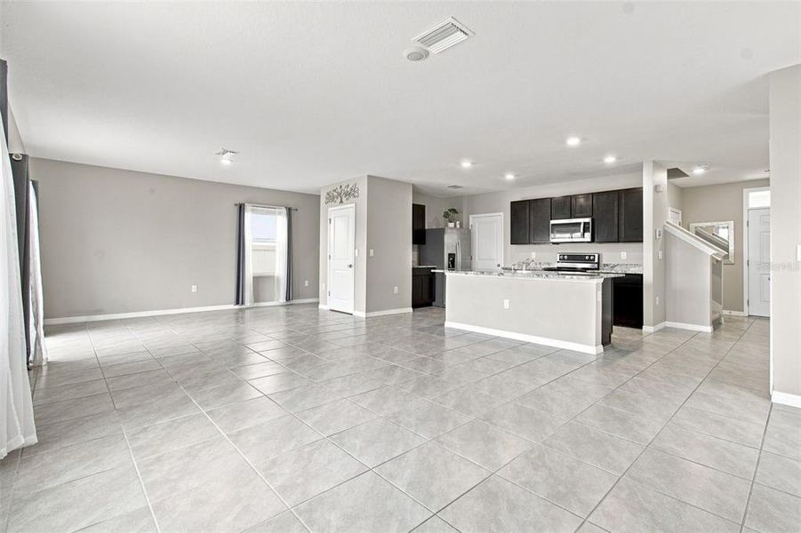 Spacious, unfurnished interior of a new home in , Wesley Chapel (Image 37).