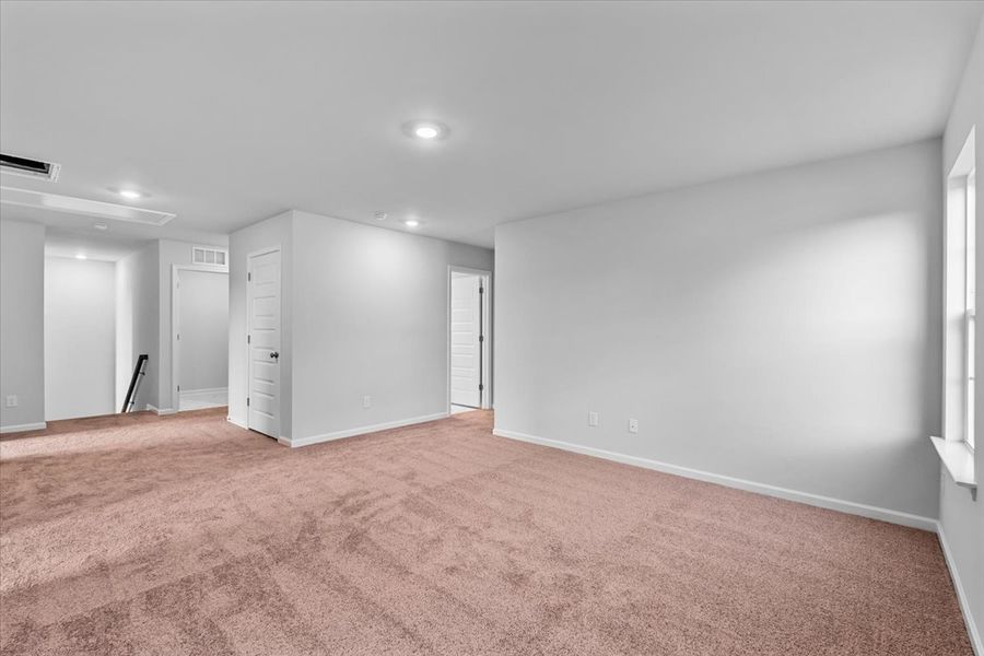 Spacious, unfurnished interior of a new home in Fieldstone, Lexington (Image 38).