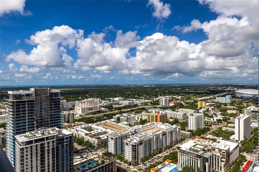 Condo located in St. Petersburg, FL showcasing its design and architecture (Image 33).