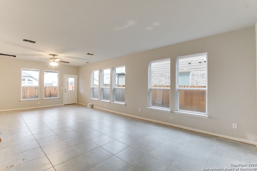 Spacious, unfurnished interior of a new home in Homestead, Schertz (Image 10).