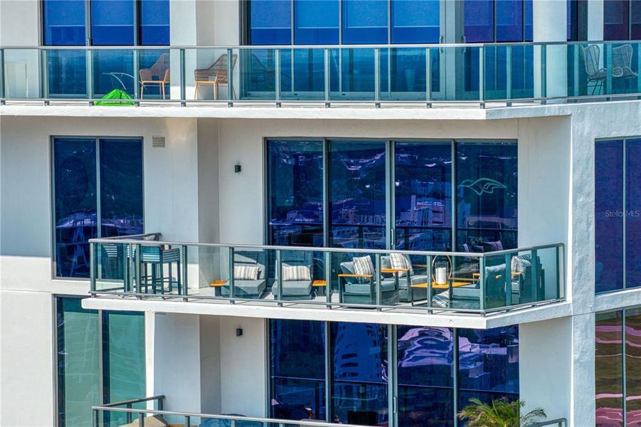 Condo located in St. Petersburg, FL showcasing its design and architecture (Image 30).