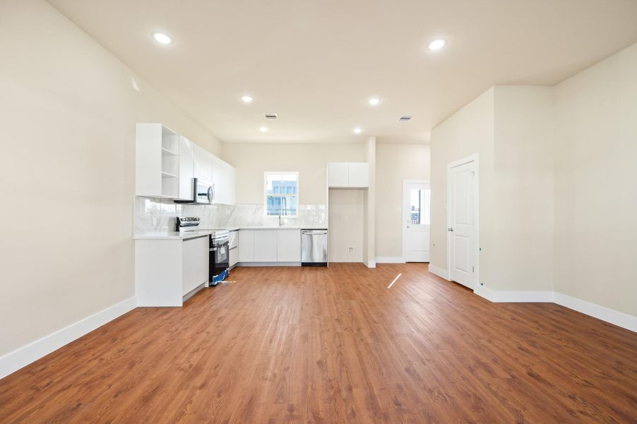 Spacious, unfurnished interior of a new home in Metro Village, Houston (Image 13).