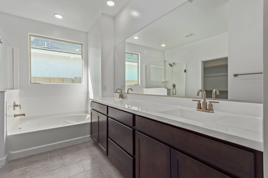 Primary Bath_Lot 52 | Meyerson | Valencia at Citrus Park | New Homes in Goodyear, AZ | Landsea Homes