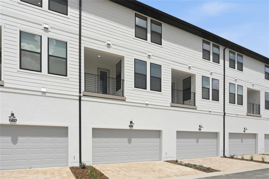 Exterior details and patio area of a home in , Winter Garden (Image 4).